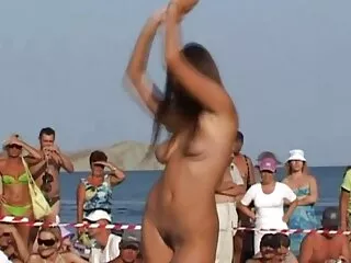 Nézze meg a videót pornó Red ana flores egy szép születésnapi jó minőségű szexuális kapcsolatok a versenyek szőrös punci nyalás között.